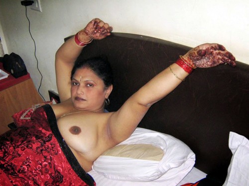 Desi-Nude-Aunty-Showing-Big-Boobs-Pics-2.jpg