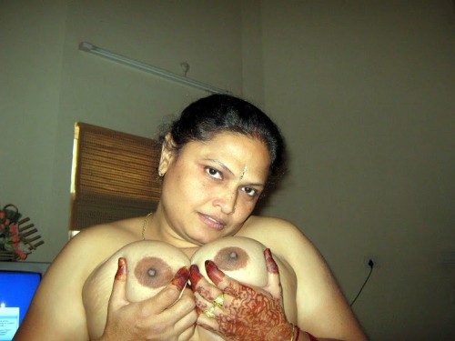 Desi-Nude-Aunty-Showing-Big-Boobs-Pics-5.jpg