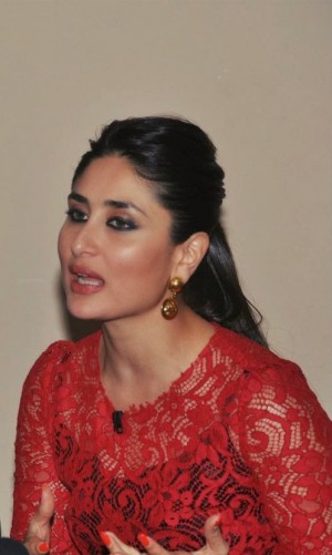 Kareena2BKapoor2BLatest2BUnseen2BHot2BPhotos2BIn2BBeautiful2BRed2BDress2B252842529.jpg