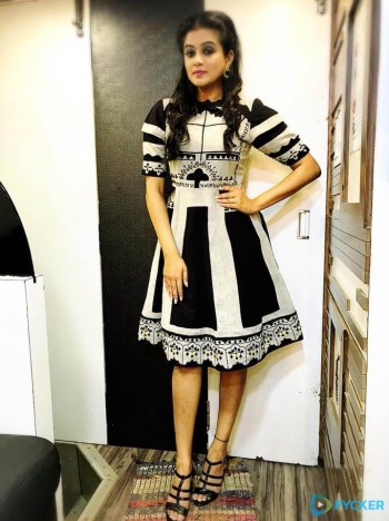 priyamani-in-blackshite-striped-dress_152404089054.jpg