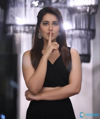 rashi-khanna-posing-cutely-at-the-camera_152342145333.jpg