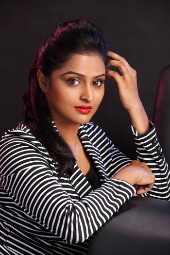 actress-remya-nambeesan-hot-stills-photos-pictures-4.jpg