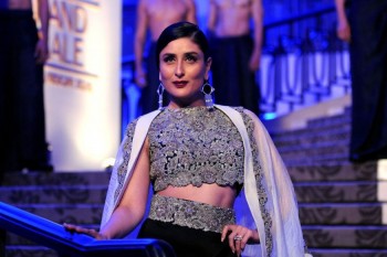 Kareena-Kapoor-Khan-walks-runway.jpg