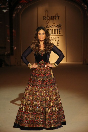 Kareena-Kapoor-Khan-walks-the-ramp.jpg