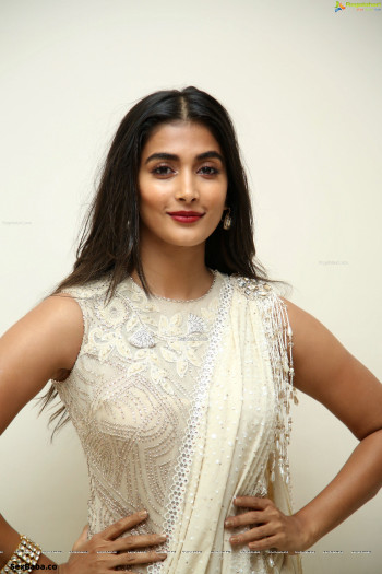 pooja-hegde-valmiki-pre-release1.jpg