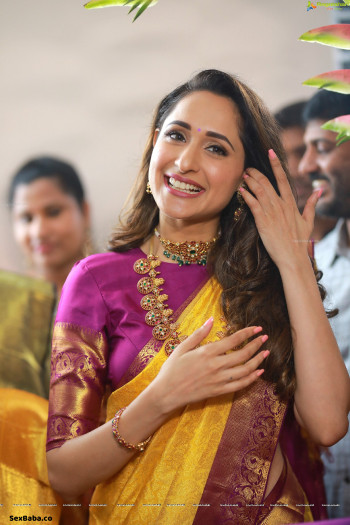 pragya-jaiswal-hiya-jewellery-tirupati20.jpg