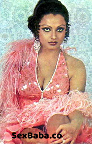 rekha-real-cleavage-pics.jpg