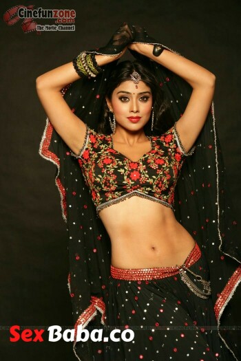 shriya-saran-spicy-photoshoot-pics-09.jpg