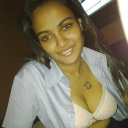 sexy-indian-girl-posing-to-bf