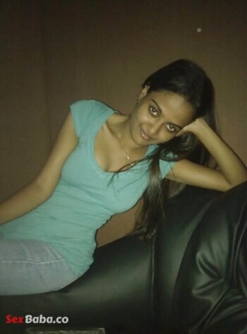 sexy-indian-girl-slight-cleavage.jpg