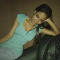 sexy-indian-girl-slight-cleavage