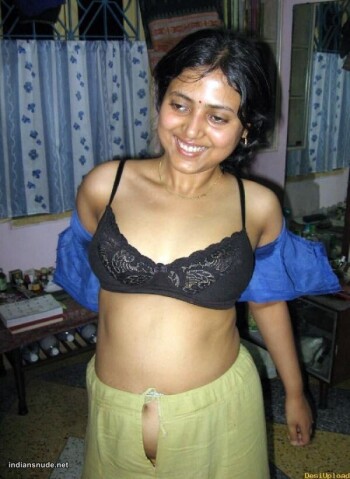Indian-village-sluts-exposing-nude-body-11.jpg