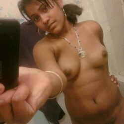 Tempting-nude-pics-of-Indian-teen-girls-18