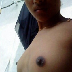 Tempting-nude-pics-of-Indian-teen-girls-33