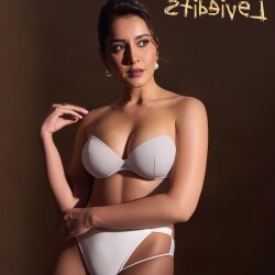 Raashi-Khanna-2