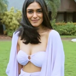 Mrunal-thakur-x1-1