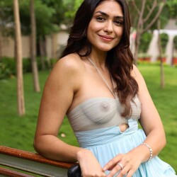 mrunal-thakur-2