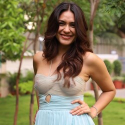 mrunal-thakur-5