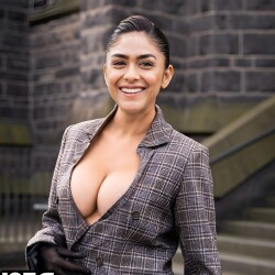 Mrunal_ThakurSexy_Suit_x