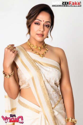 Jyothika_without_wearing_Blouse_for_Fans-1.jpg